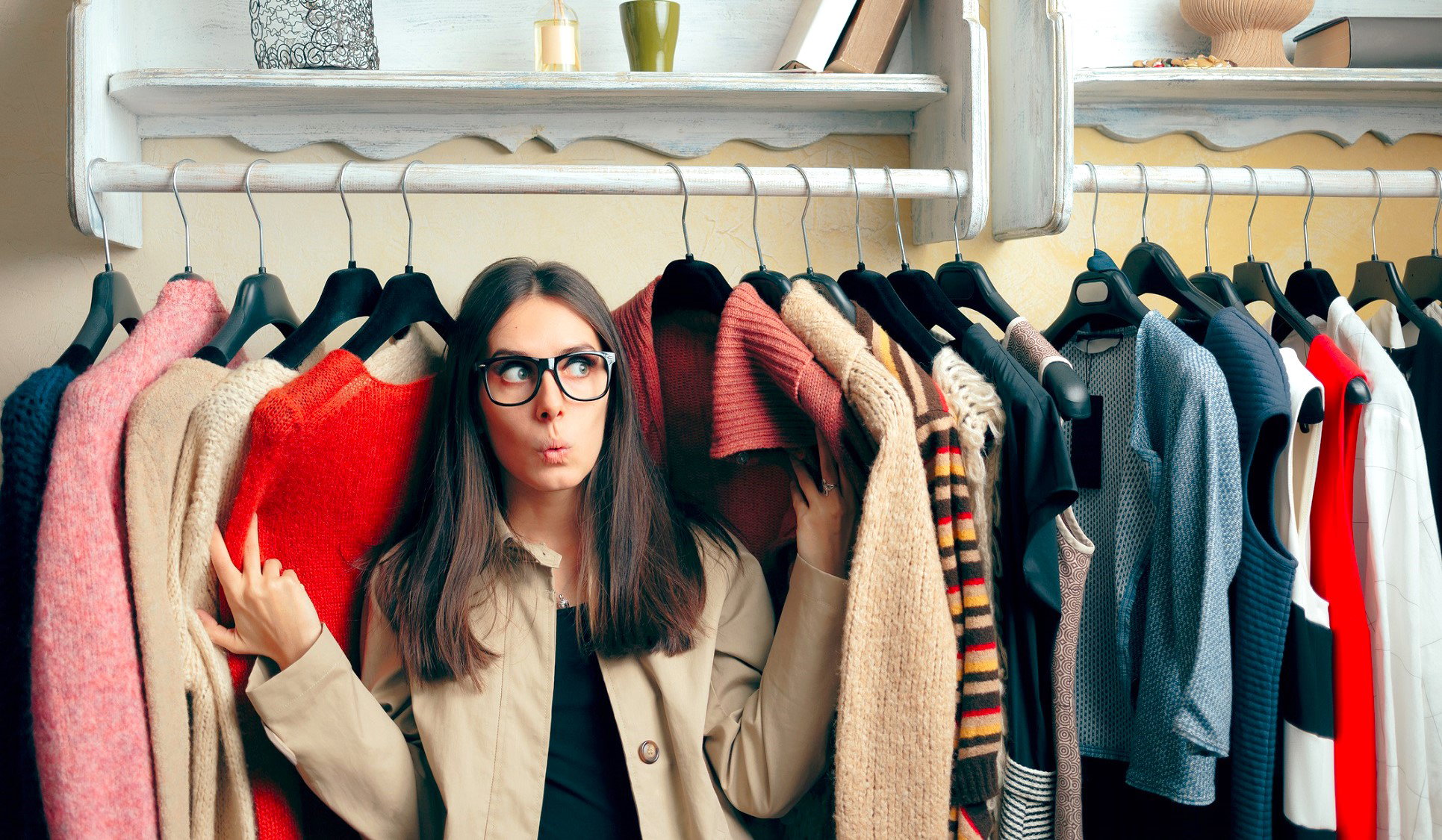 Ta 1 jesienna rzecz w twojej szafie przyciąga pecha. Pozbądź się jej jak najszybciej