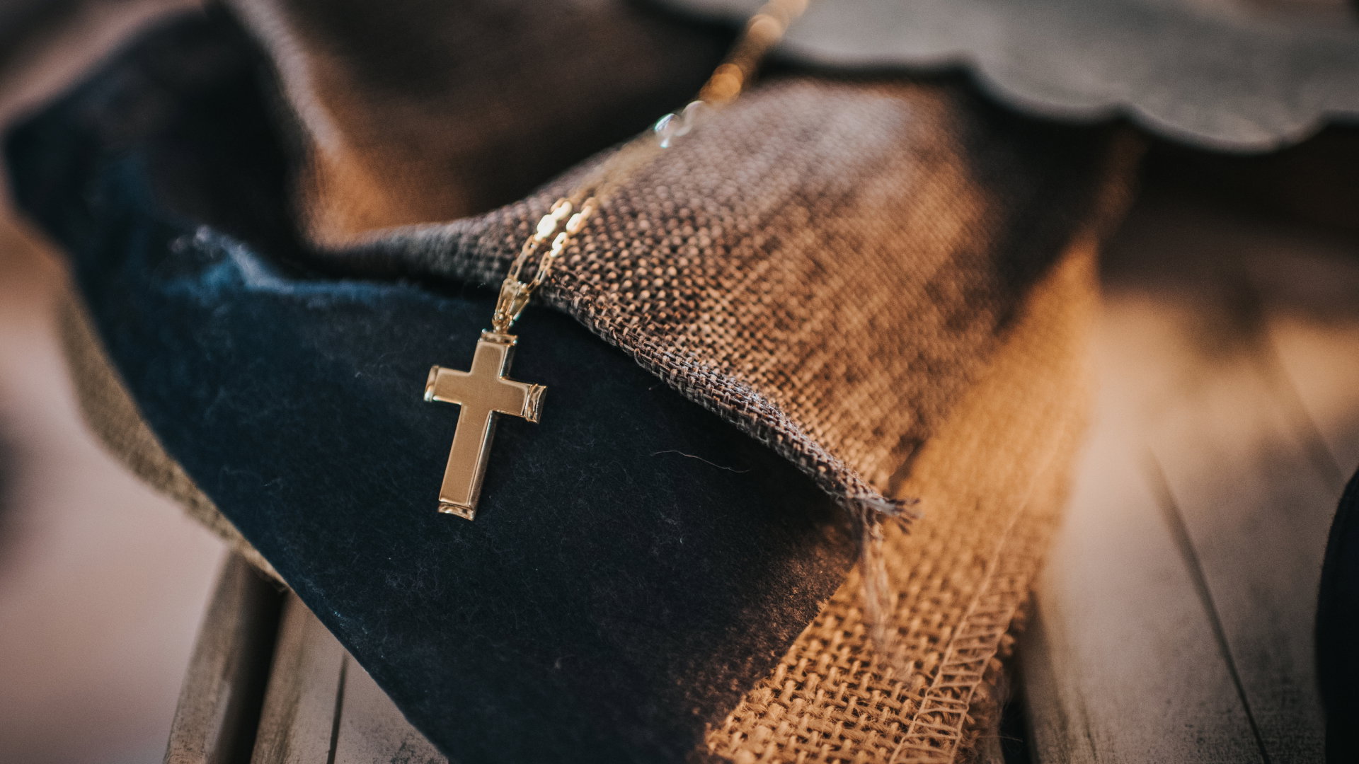 Znaleziony krzyżyk na ulicy ma złe znaczenie. Co zrobić w takiej sytuacji, żeby uniknąć pecha?