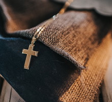 Znaleziony krzyżyk na ulicy ma złe znaczenie. Co zrobić w takiej sytuacji, żeby uniknąć pecha?