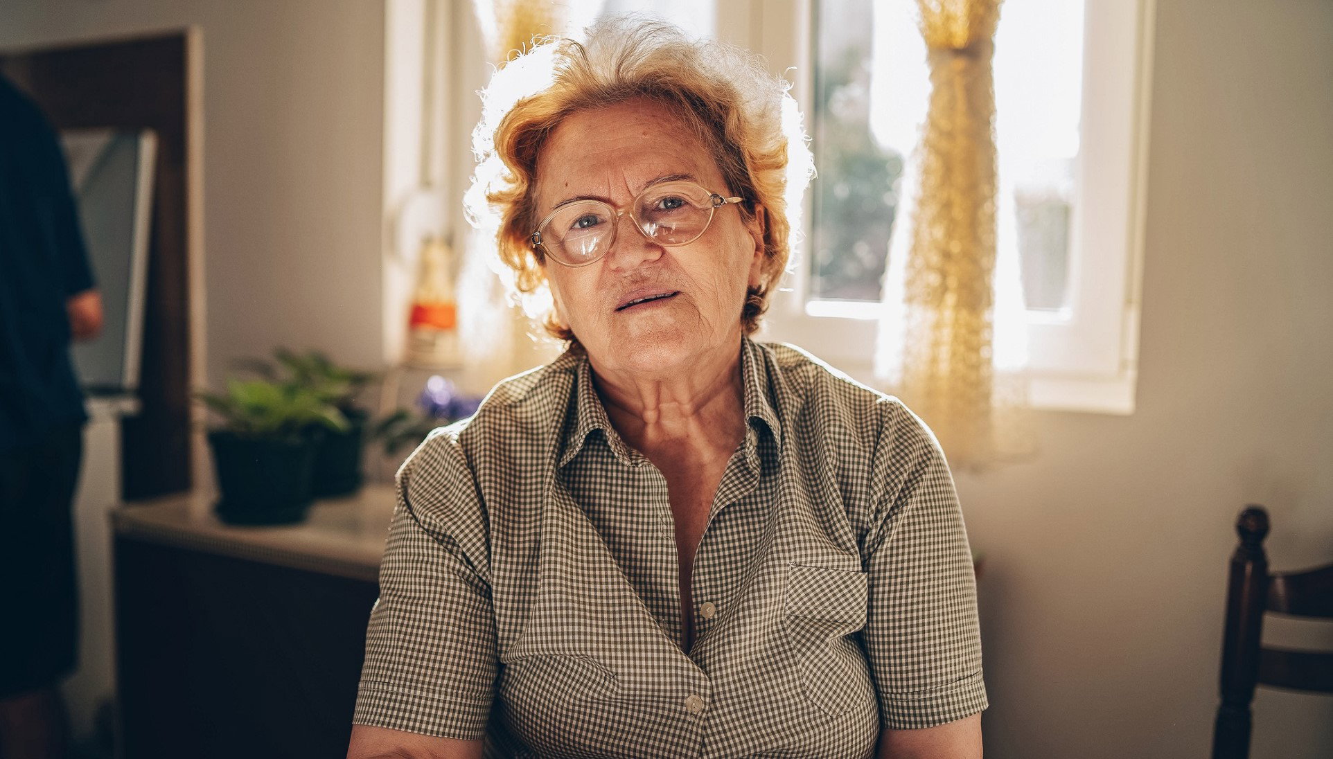 Babcia ze Śląska ostrzega: w ten sposób zapraszasz nieszczęście do domu. Nigdy więcej tego nie rób