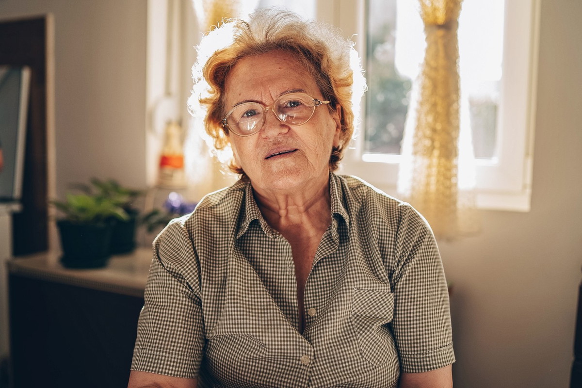 Babcia ze Śląska ostrzega: w ten sposób zapraszasz nieszczęście do domu. Nigdy więcej tego nie rób