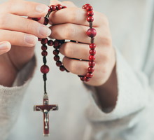 Nigdy nie trzymaj różańca w tym miejscu. Inaczej ściągniesz na swój dom nieszczęście