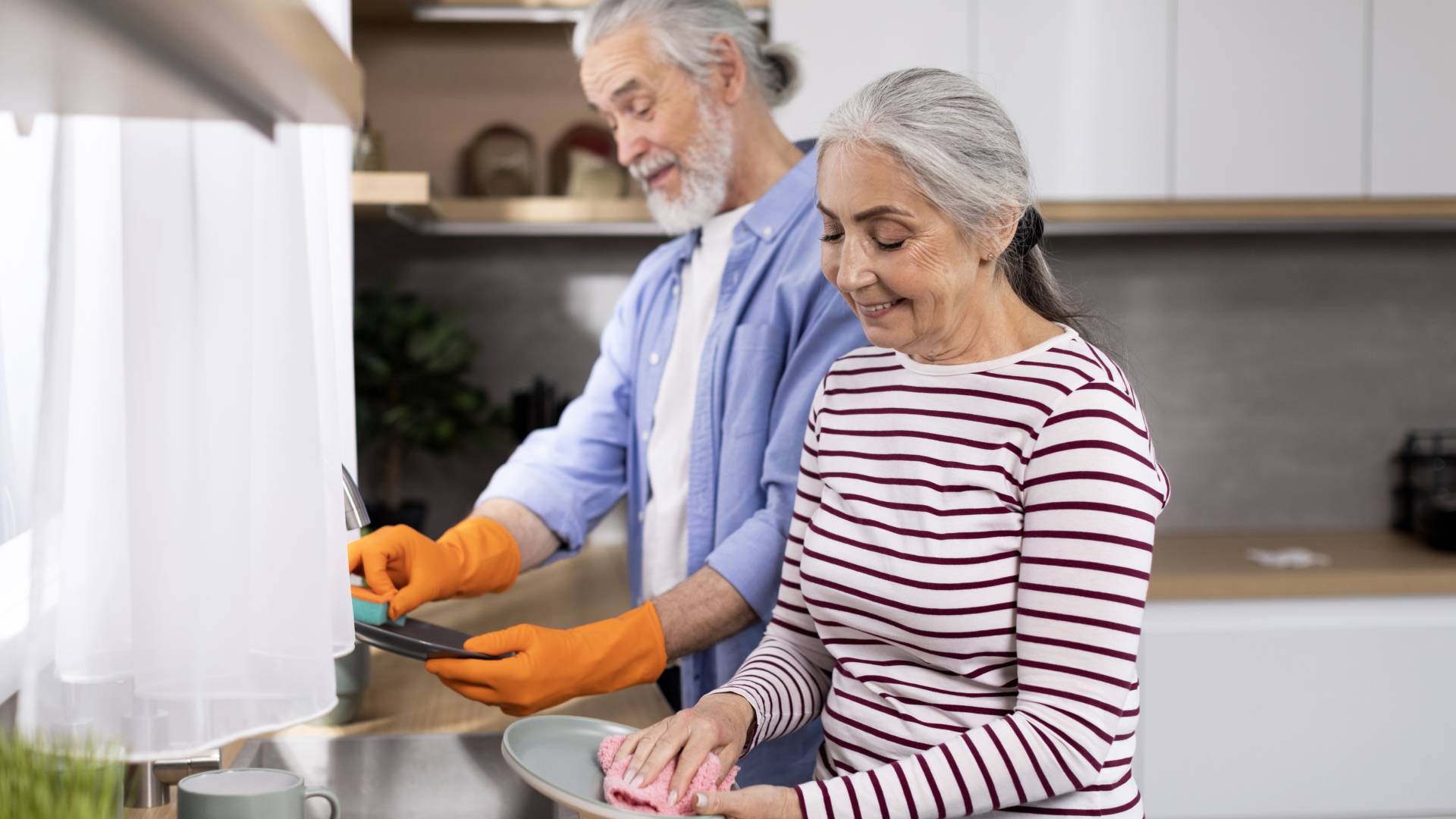 Wskazano 2 znaki zodiaku, które dzielą się domowymi obowiązkami. Są bardzo sprawiedliwe GettyImages Prostock-Studio
