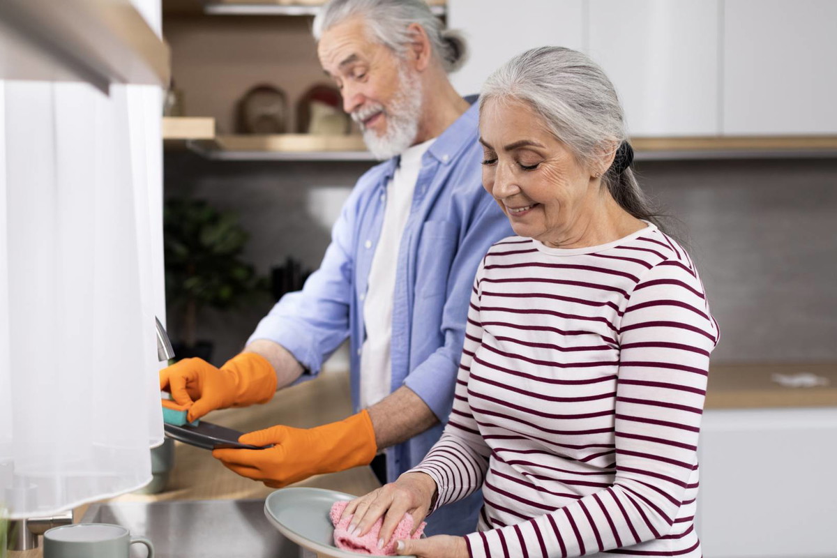 Wskazano 2 znaki zodiaku, które dzielą się domowymi obowiązkami. Są bardzo sprawiedliwe GettyImages Prostock-Studio