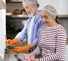 Wskazano 2 znaki zodiaku, które dzielą się domowymi obowiązkami. Są bardzo sprawiedliwe GettyImages Prostock-Studio