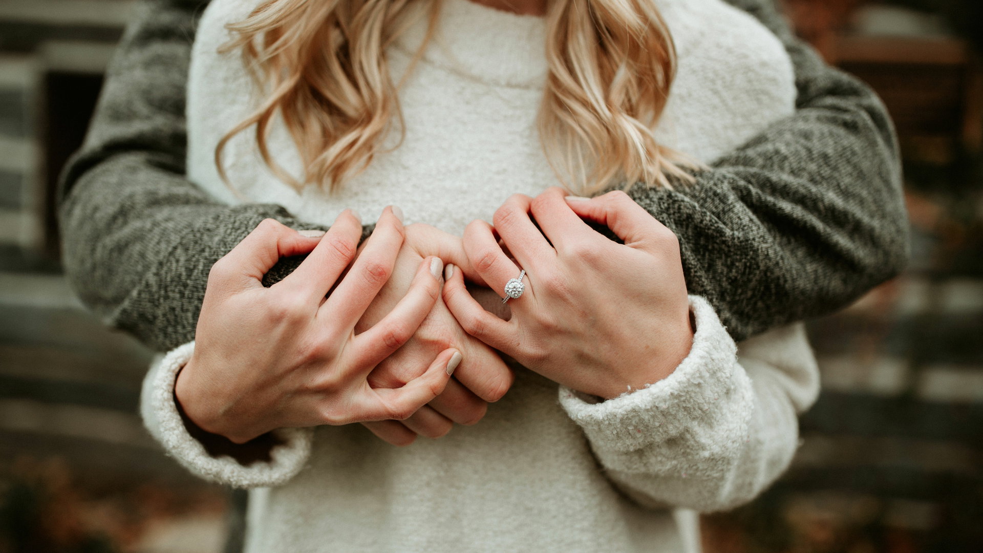 Kamień w pierścionku zaręczynowym może przynieść ci pecha. Wszystko zależy od jego barwy