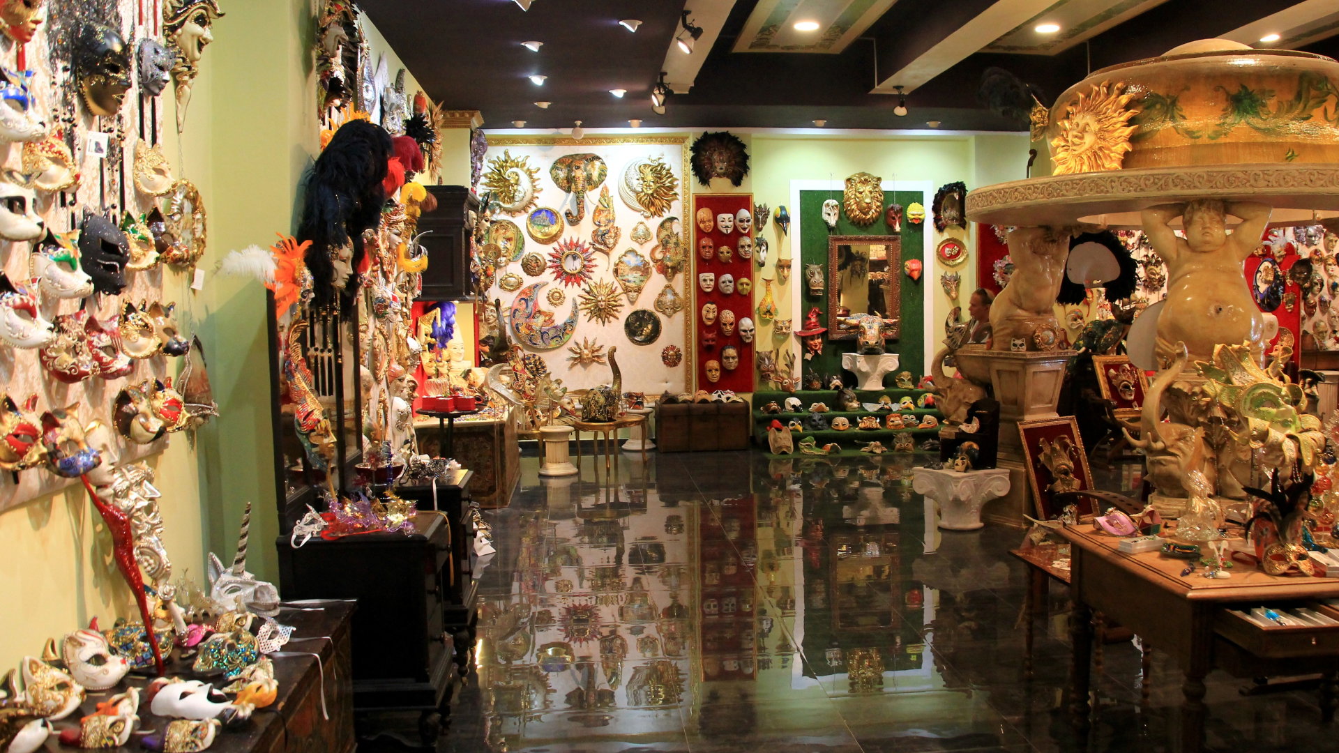 Maska wenecka to popularna pamiątka z Włoch, ale może ci zaszkodzić. Lepiej na nią uważaj