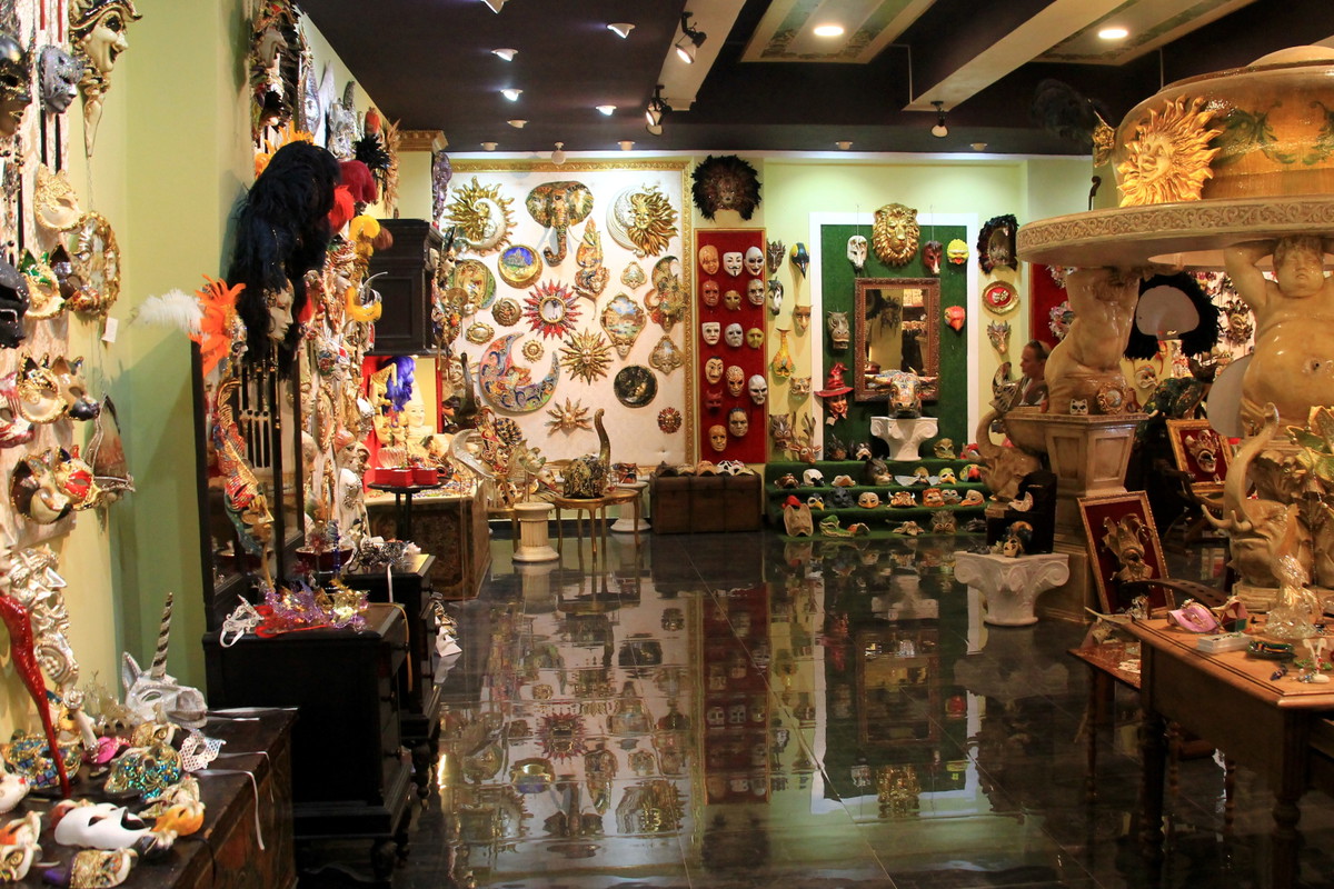 Maska wenecka to popularna pamiątka z Włoch, ale może ci zaszkodzić. Lepiej na nią uważaj