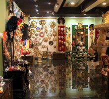 Maska wenecka to popularna pamiątka z Włoch, ale może ci zaszkodzić. Lepiej na nią uważaj