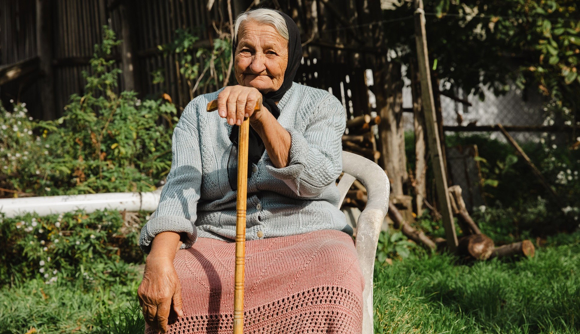 Sposób szeptuchy na odkrycie, kto spiskuje za twoimi plecami. Wystarczy 5 minut i 1 składnik
