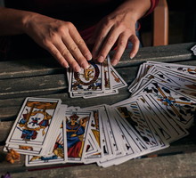 Wielki tarot na październik 2023 GettyImages Cristian Blázquez Martínez
