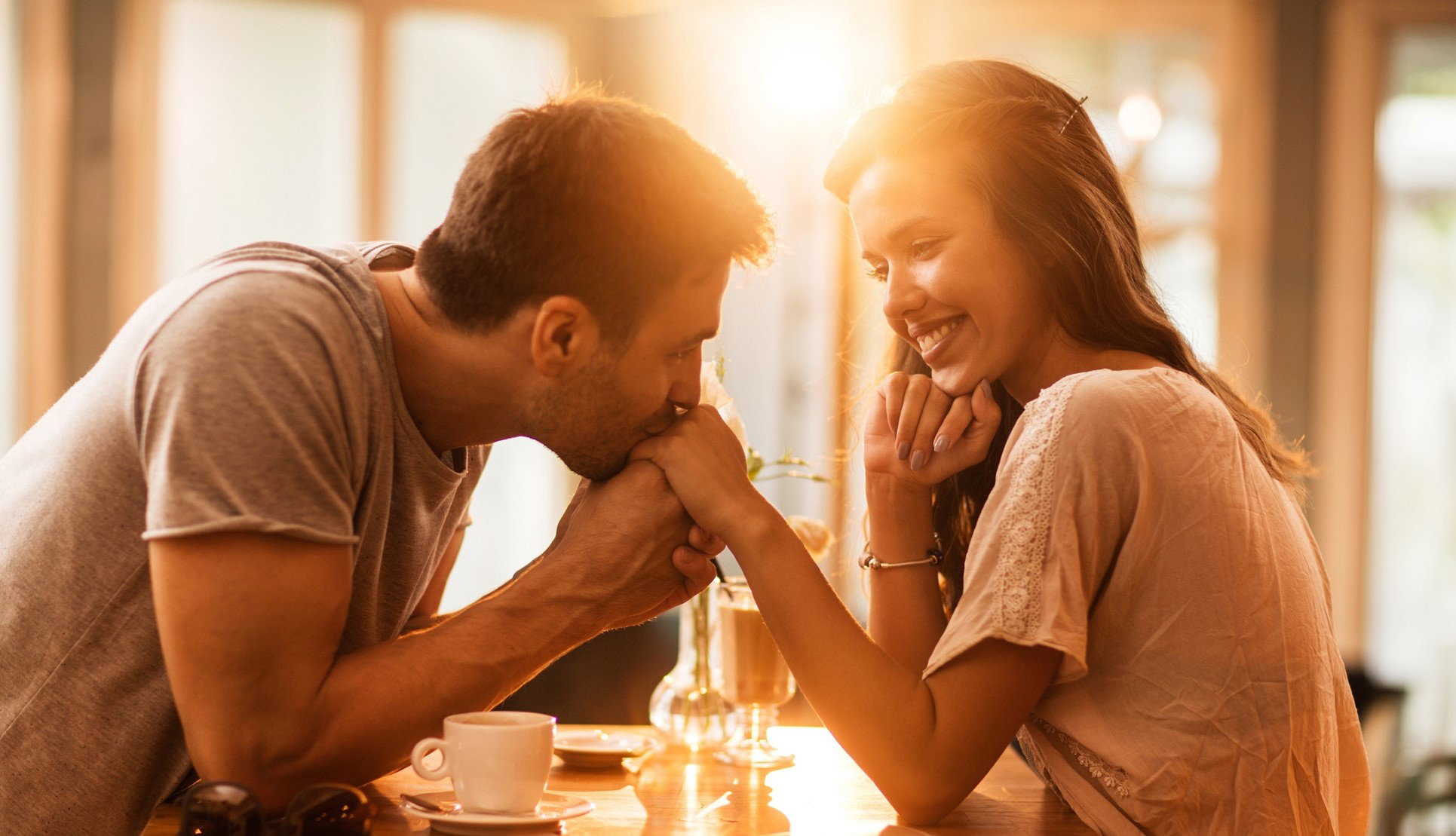 Te 3 znaki zodiaku zakochują się od pierwszego wejrzenia. Miłość trafia je jak grom