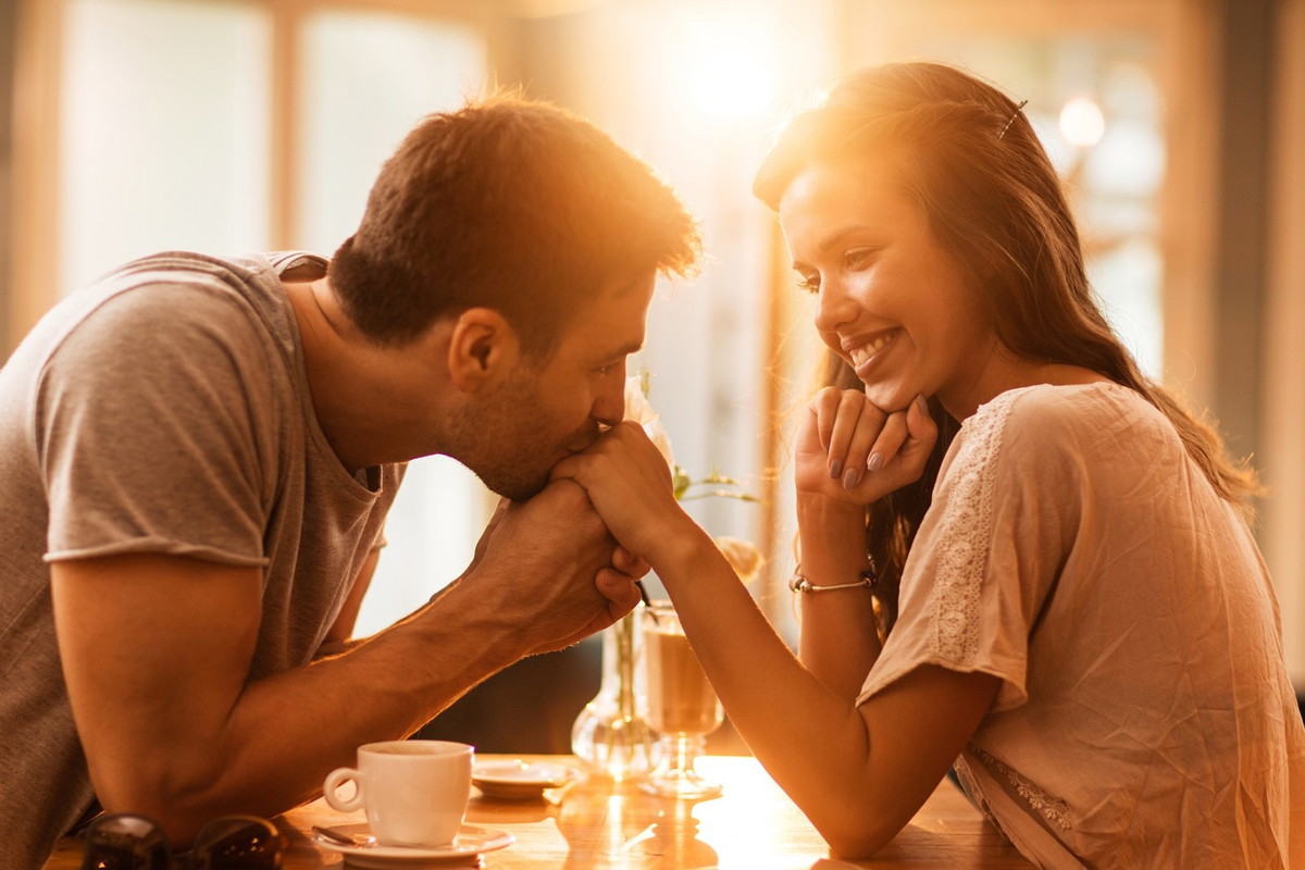 Te 3 znaki zodiaku zakochują się od pierwszego wejrzenia. Miłość trafia je jak grom