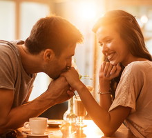 Te 3 znaki zodiaku zakochują się od pierwszego wejrzenia. Miłość trafia je jak grom