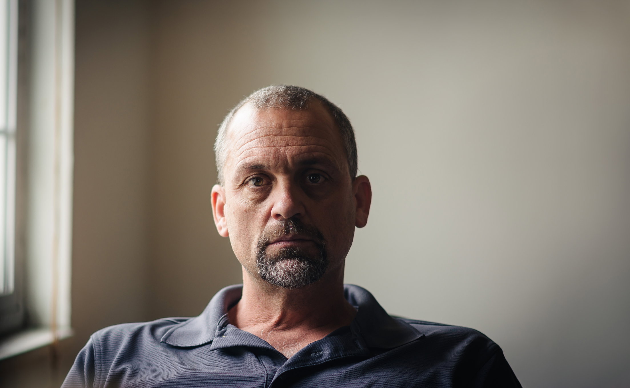 Dojrzały, zasmucony mężczyzna