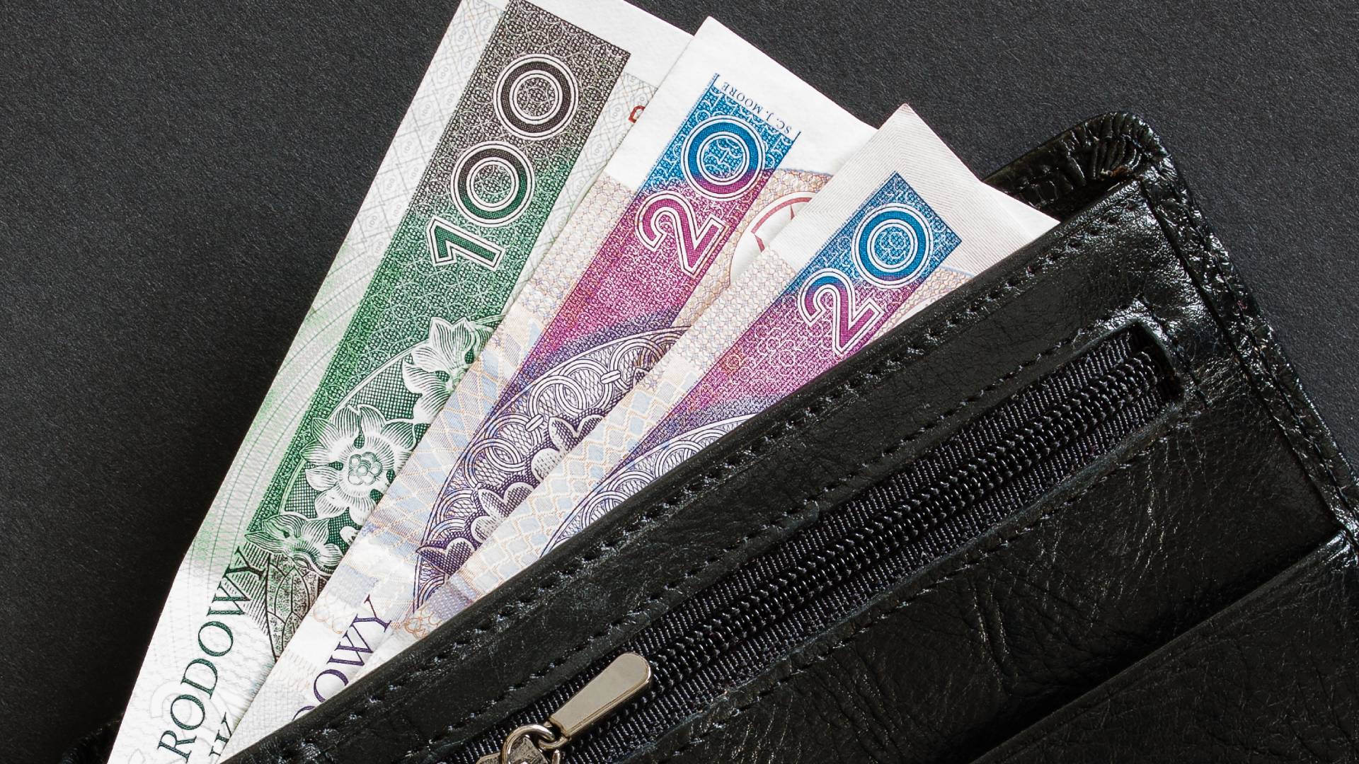 Zasuszony liść dębu w portfelu przyciąga pieniądze. Ale tylko pod 1 warunkiem GettyImages piq106