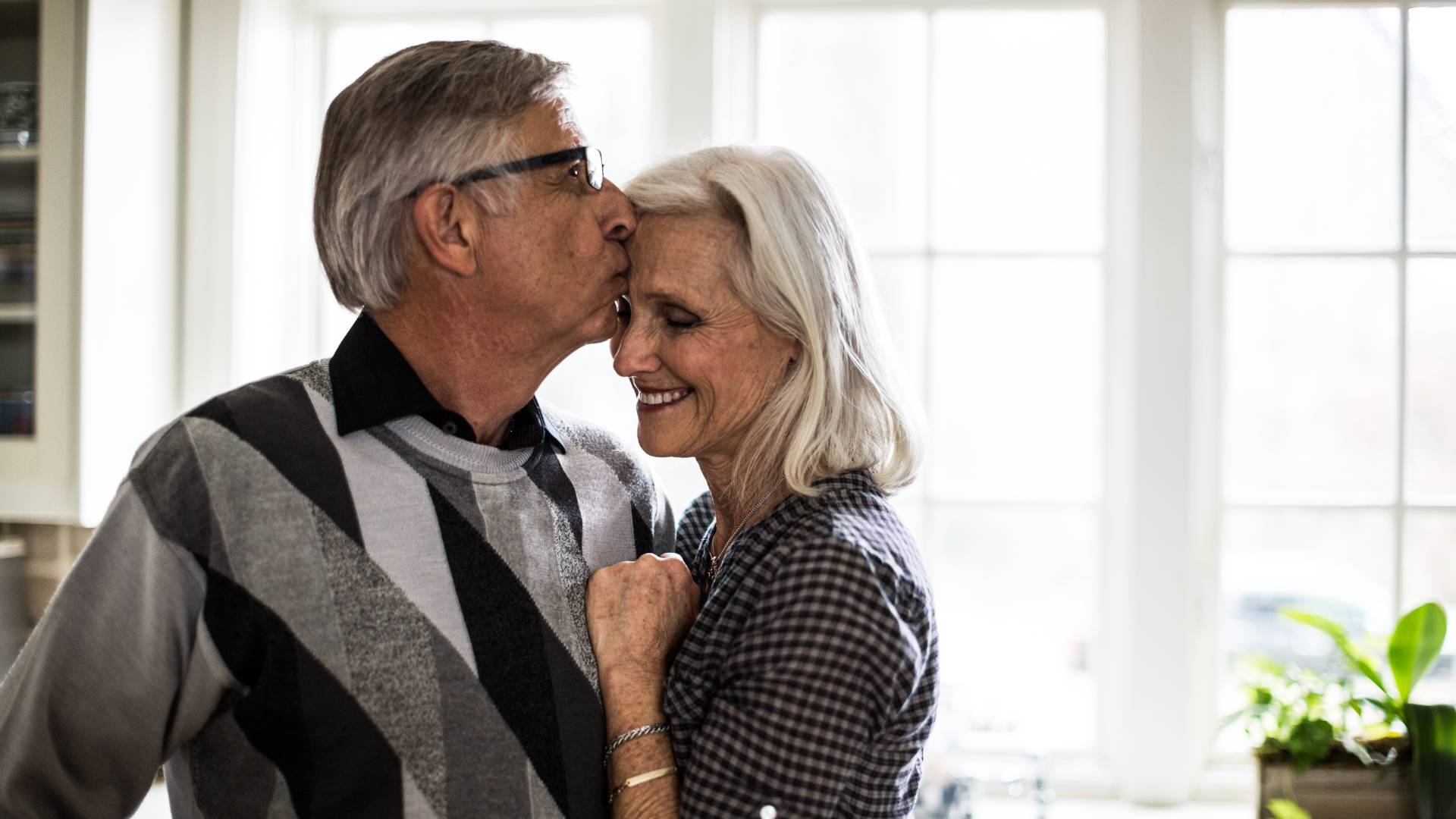 Wskazano imiona 7 mężczyzn, którzy kochają całym sercem. Ich partnerki to szczęściary GettyImages MoMo Productions