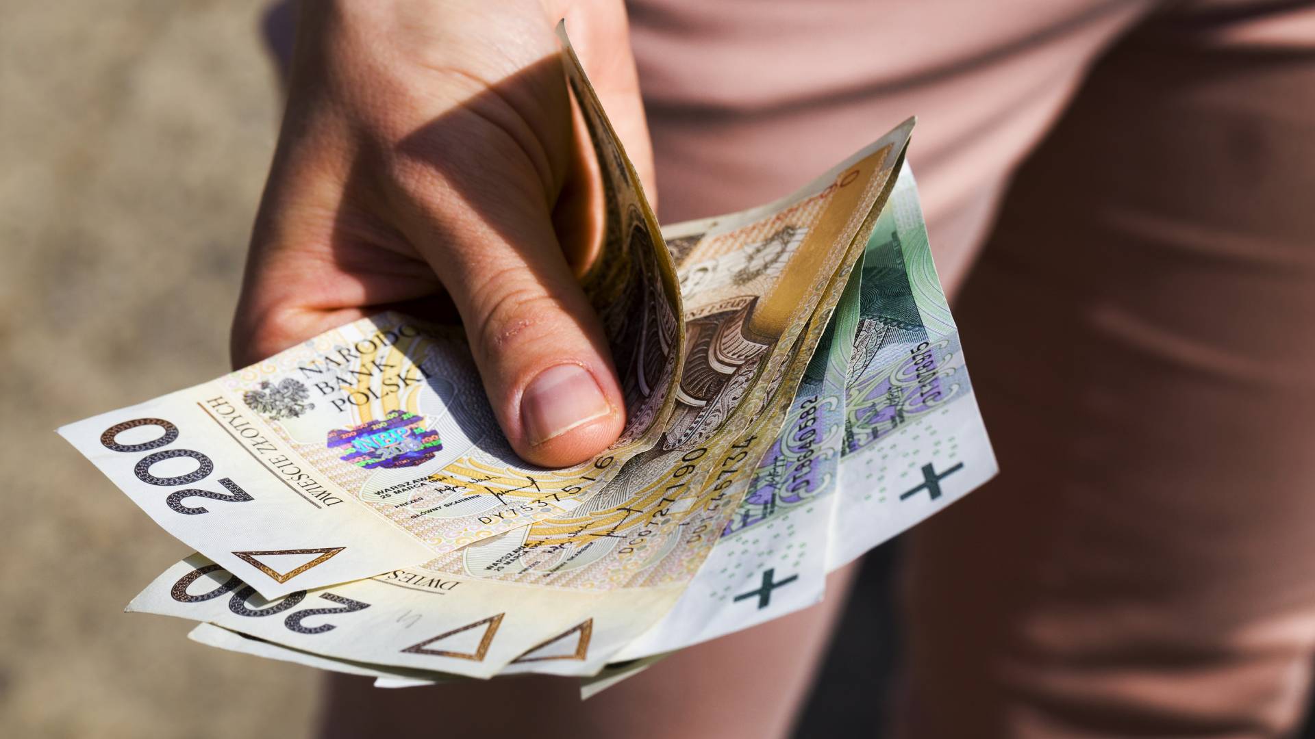 Rytuał na pieniądze ze złotym cekinem działa cuda. A dodatkowo wzmacnia aurę GettyImages ligora