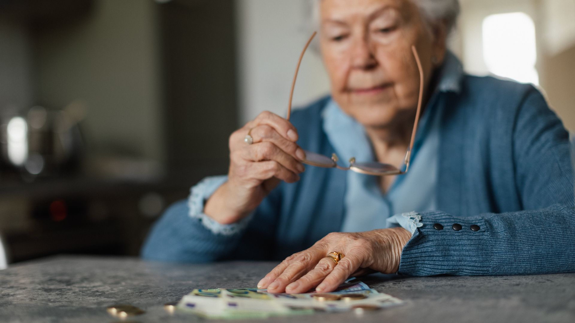 Rytuał z żółtą nitką. Zastosuj go, aby szybko odzyskać swoje pieniądze