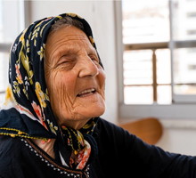 Stara Góralka radzi amulet z owczej wełny w portfelu pomnoży twoje pieniądze. Ale jest mały haczyk GettyImages Phynart Studio
