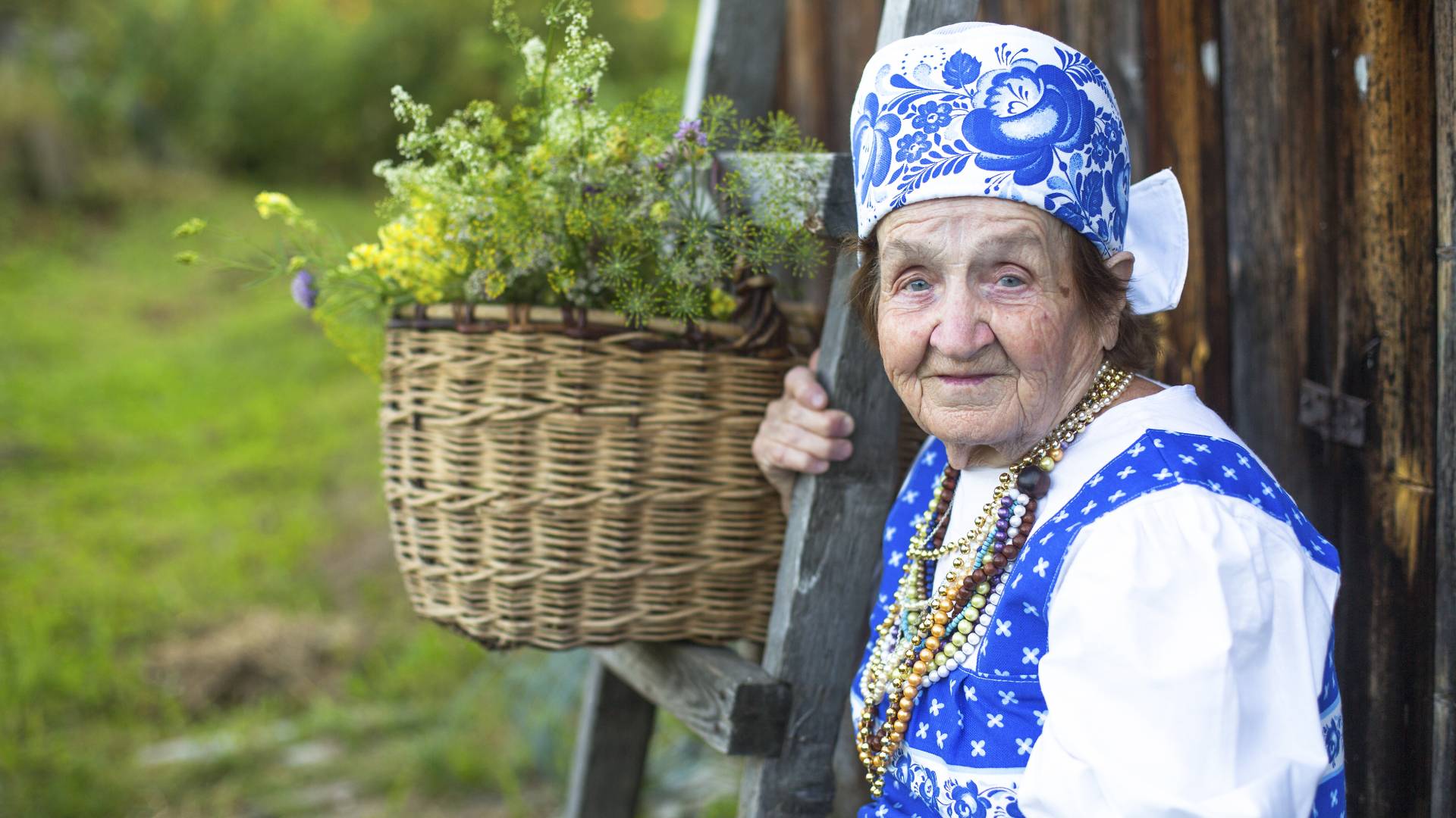 Drewniany koralik na wzmocnienie miłości do siebie ma wielką moc. Ale jest 1 haczyk GettyImages DimaBerkut