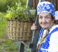 Drewniany koralik na wzmocnienie miłości do siebie ma wielką moc. Ale jest 1 haczyk GettyImages DimaBerkut