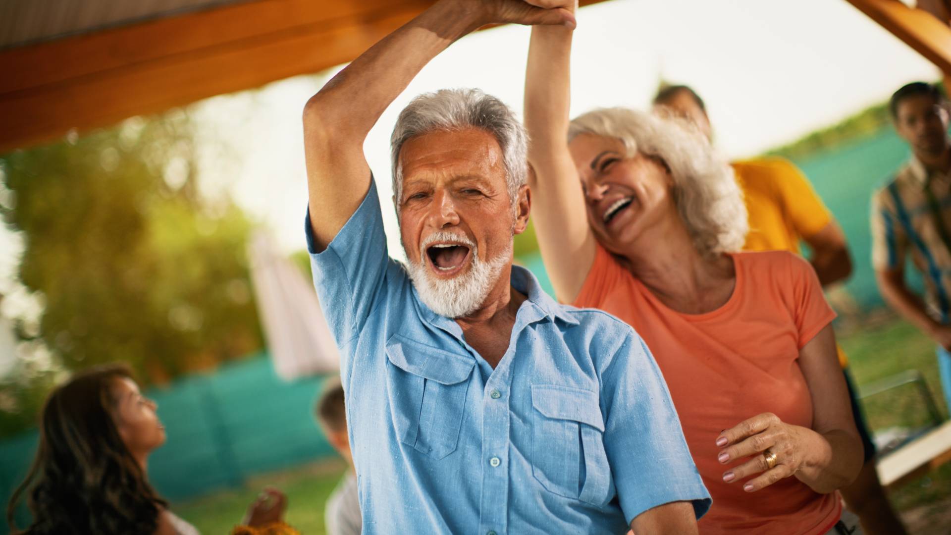 Wskazano imiona 7 mężczyzn, którzy prowadzą bujne życie towarzyskie. Imprezują na potęgę GettyImages Aja Koska