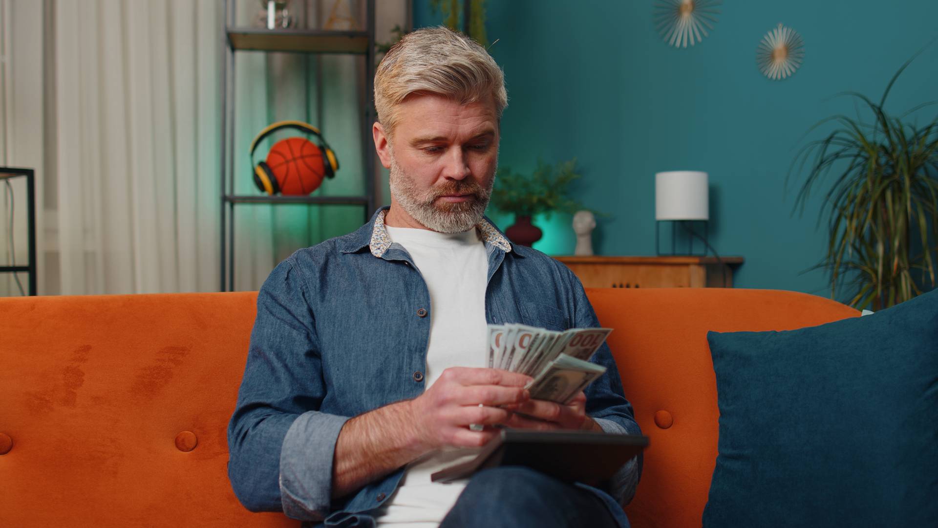 Oto imiona 7 mężczyzn, którzy znają wartość pieniądza. Nikomu nie dadzą się oszukać