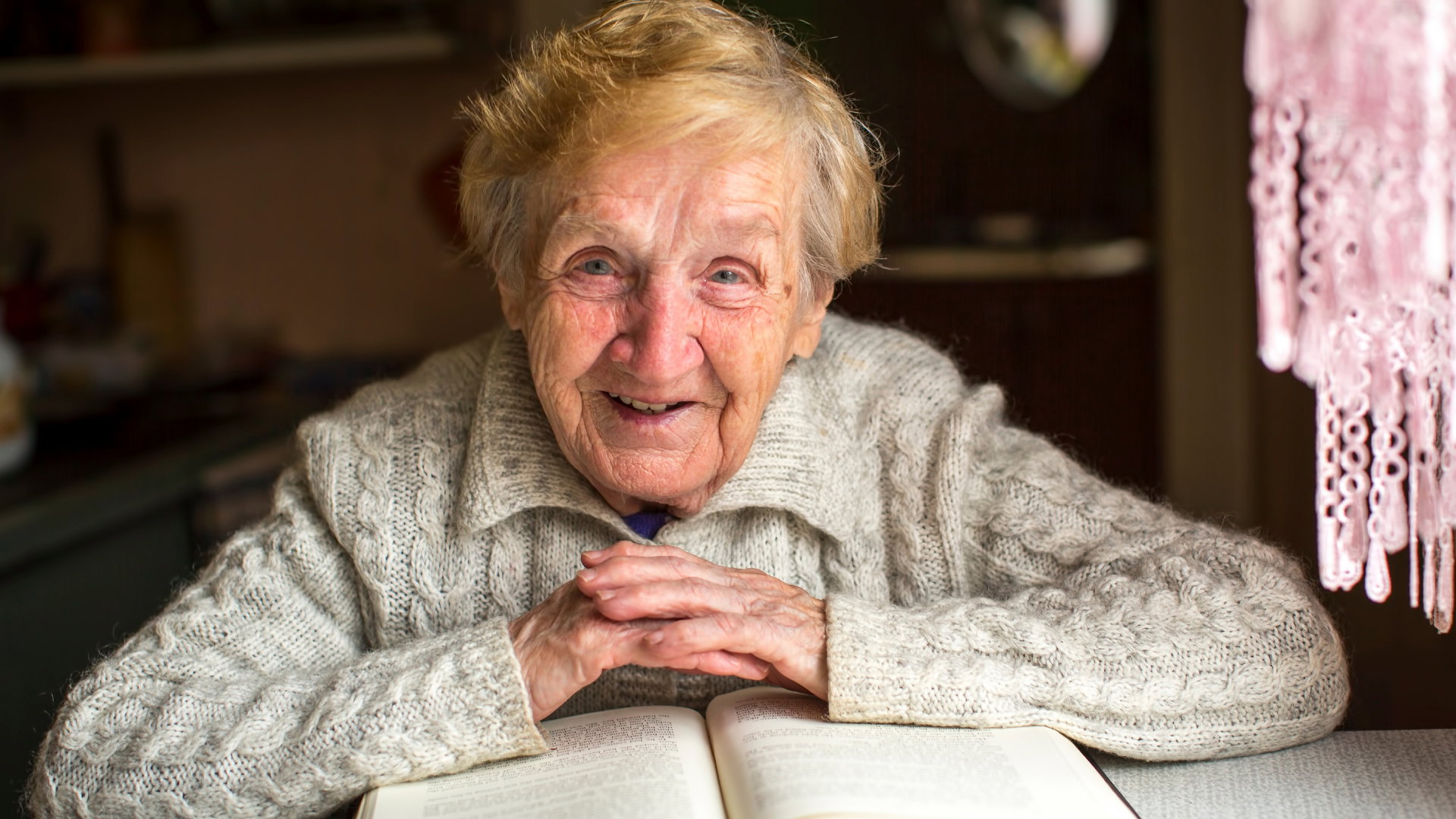 Znalazłyśmy stary notes szeptuchy. Ten rytuał ochroni cię przed problemami w życiu