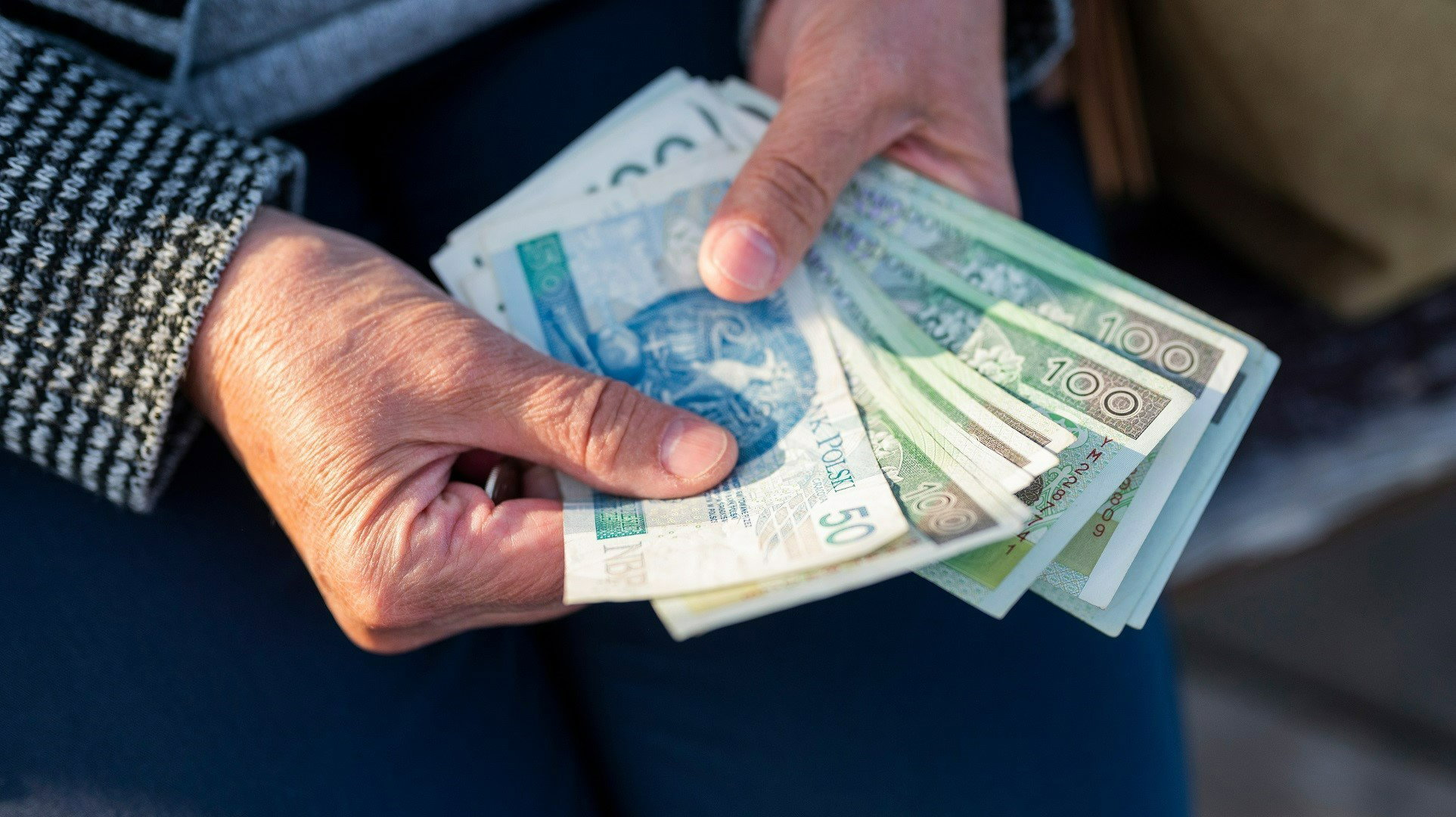 Babcina porada ze starego zeszytu czyni cuda. Wystarczą te 3 zioła, a pieniądze spadną z nieba