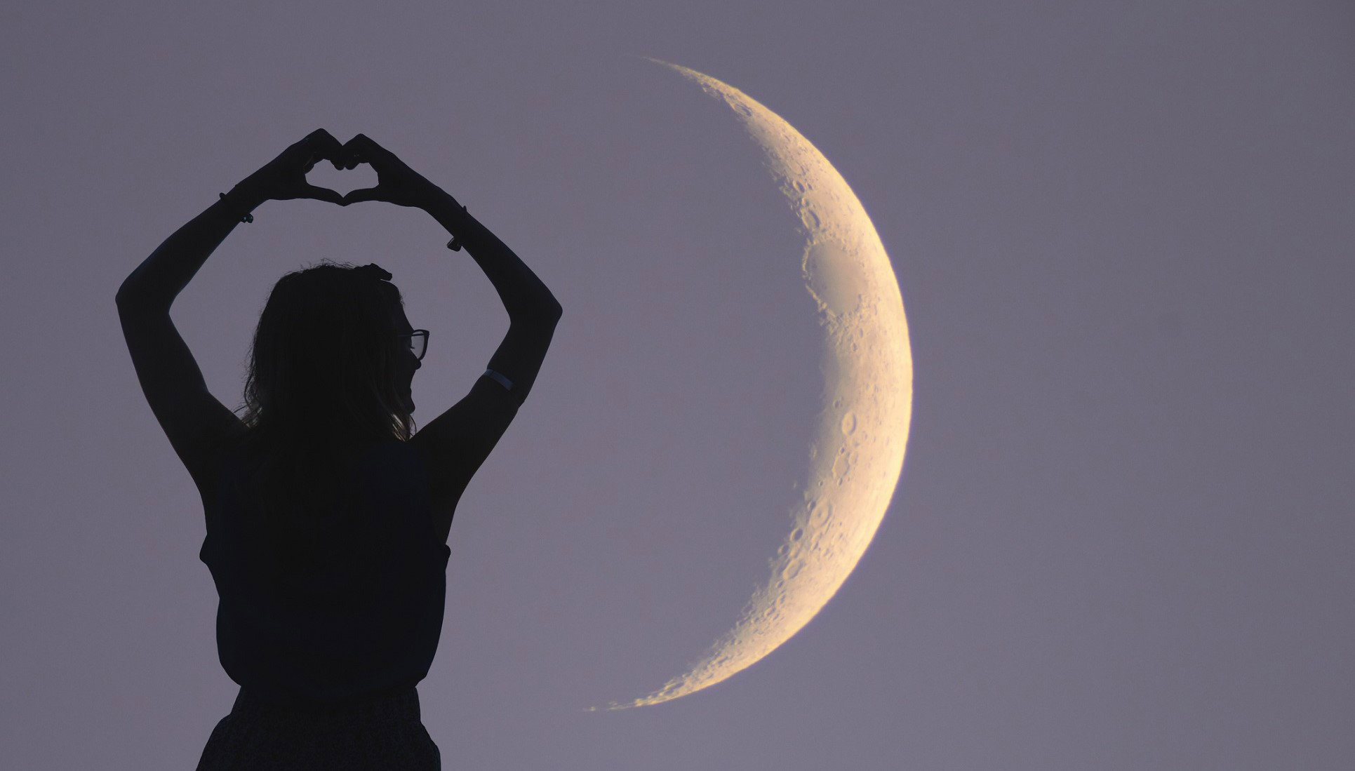 Kwiatowy rytuał na nów Księżyca w Lwie. Jego moc doda odwagi i siły