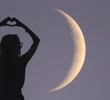 Kwiatowy rytuał na nów Księżyca w Lwie. Jego moc doda odwagi i siły