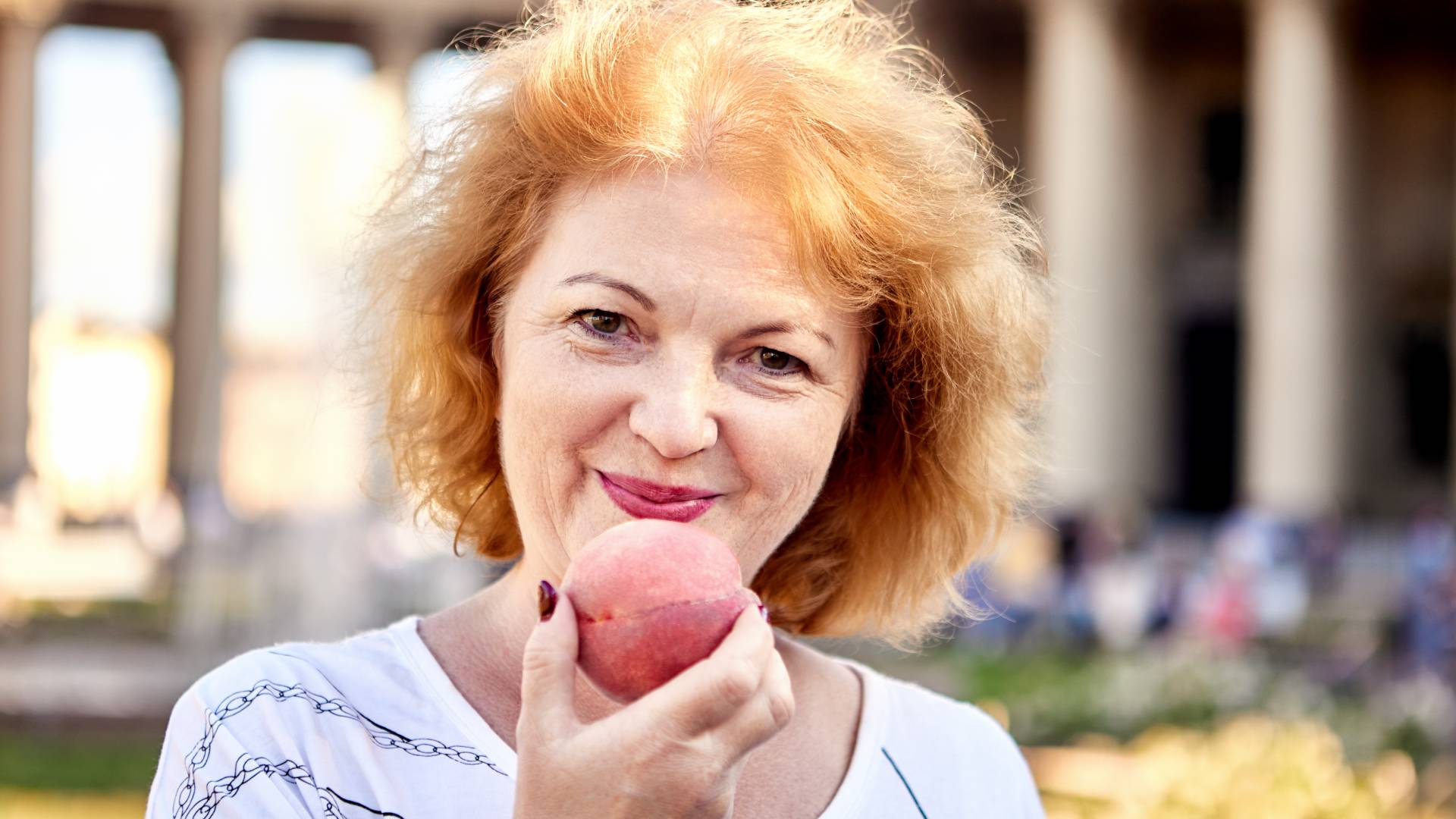 Ludowy patent na uziemienie pecha z użyciem owocu z pestką. Możesz go wykonać tylko przez 7 miesięcy w roku