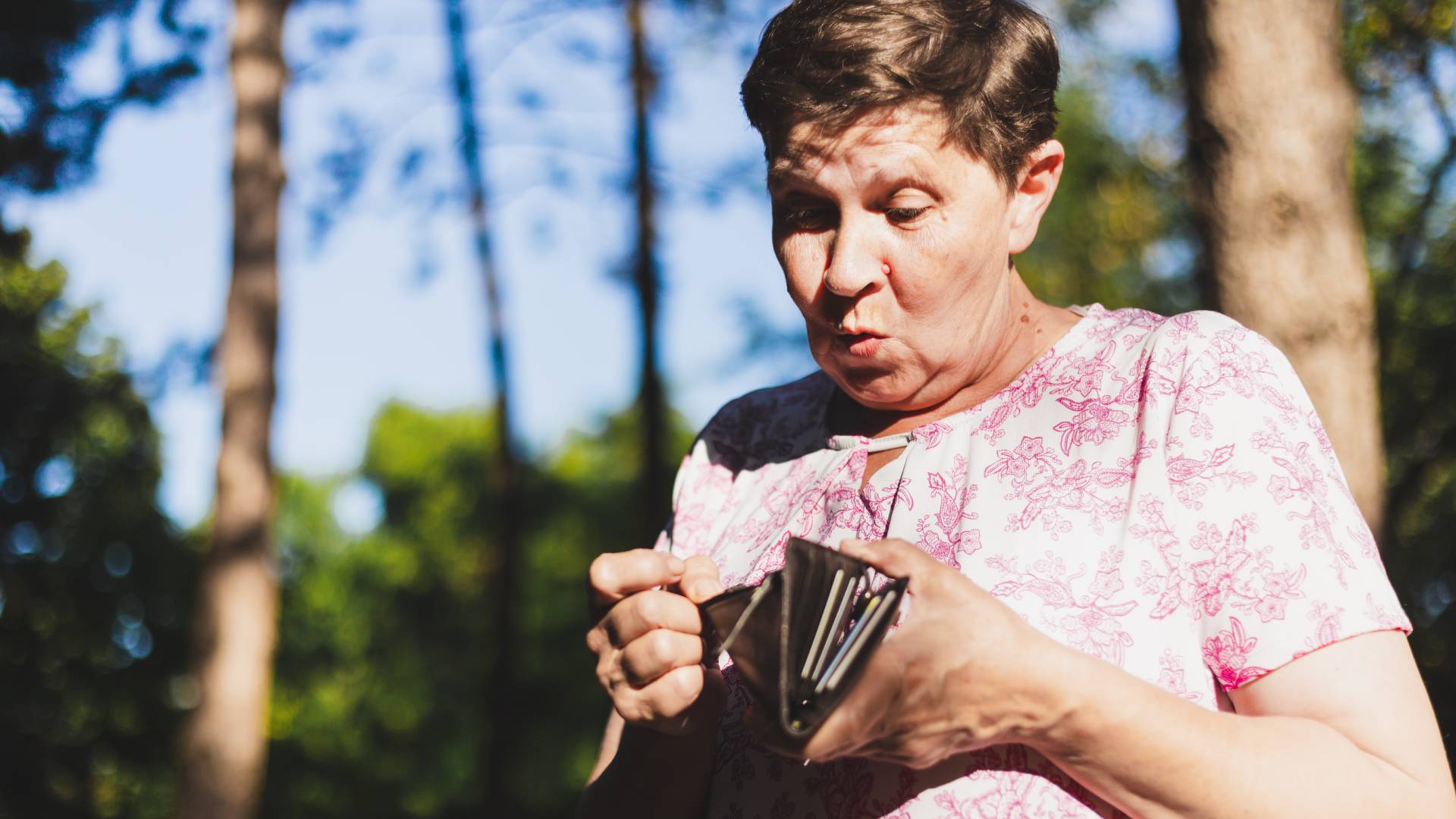 Rytuał Sosnowej Igły na załatanie pustych kieszeni. Wystarczy 5 minut, a pieniądze niebawem się pojawią