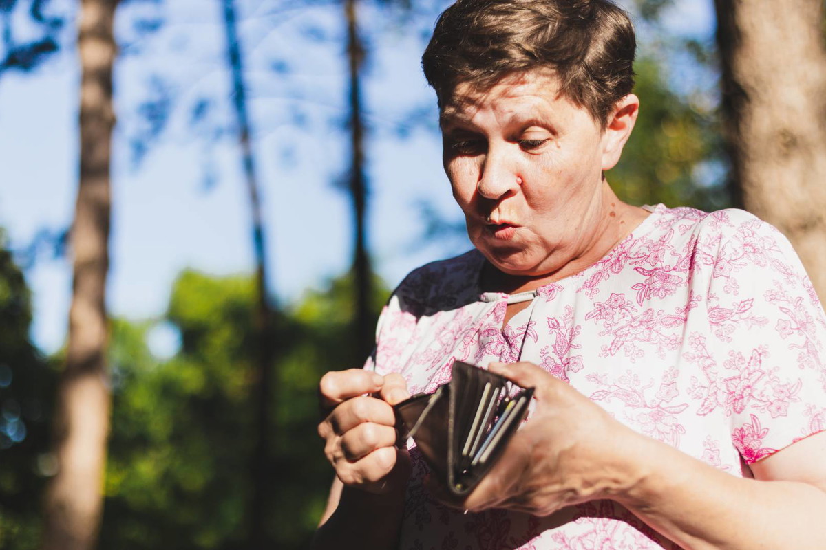 Rytuał Sosnowej Igły na załatanie pustych kieszeni. Wystarczy 5 minut, a pieniądze niebawem się pojawią