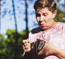 Rytuał Sosnowej Igły na załatanie pustych kieszeni. Wystarczy 5 minut, a pieniądze niebawem się pojawią