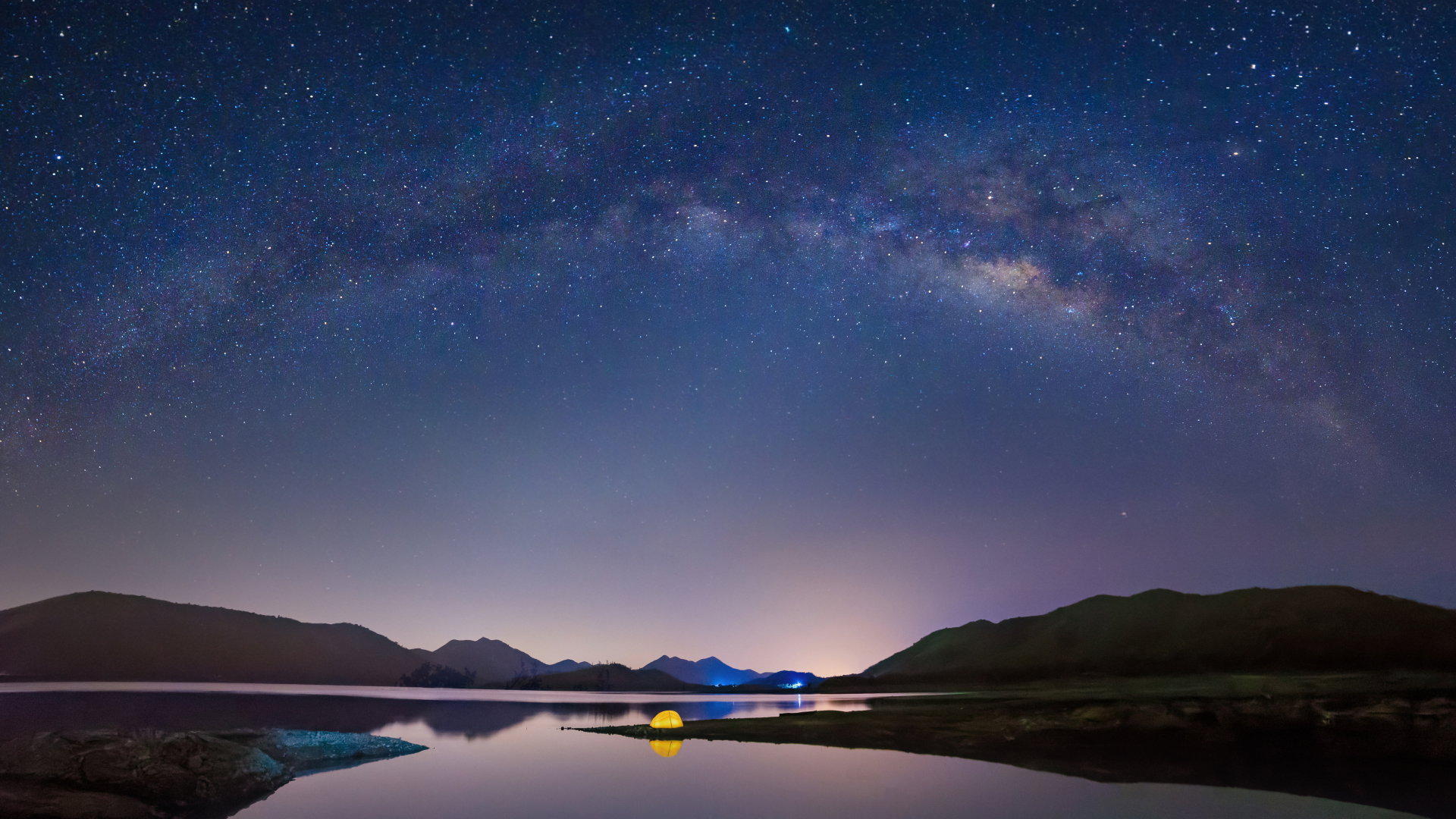 Prognoza astrologiczna na sierpień 2023. To czas romansów, ale nie ważnych decyzji