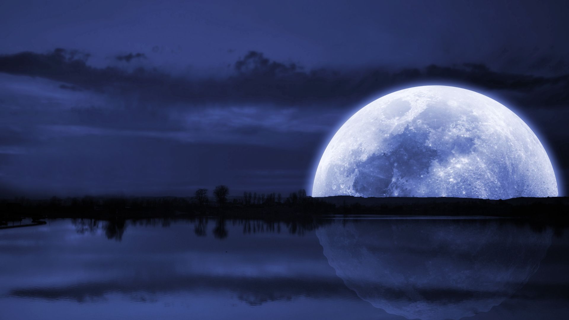 czy księżyc świeci