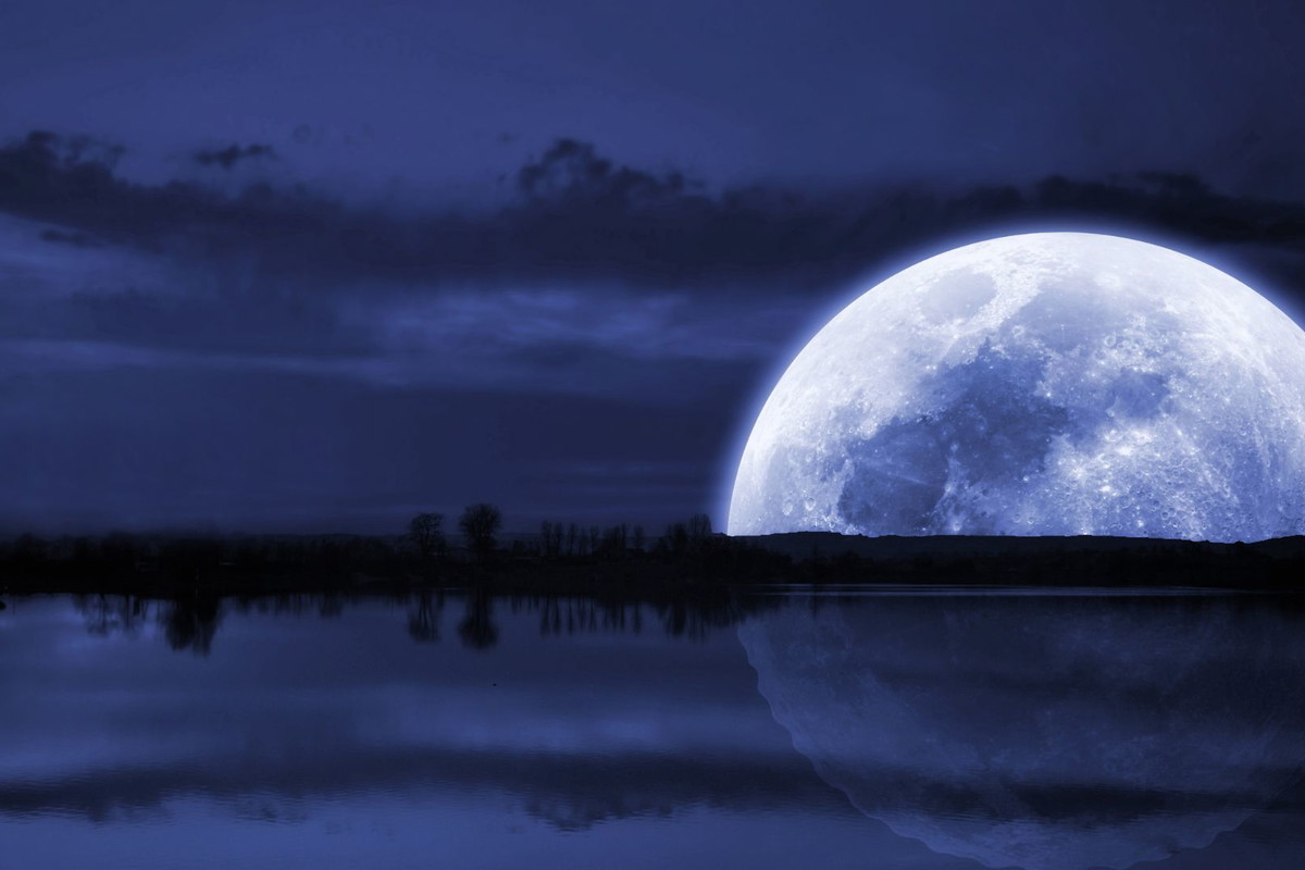 czy księżyc świeci