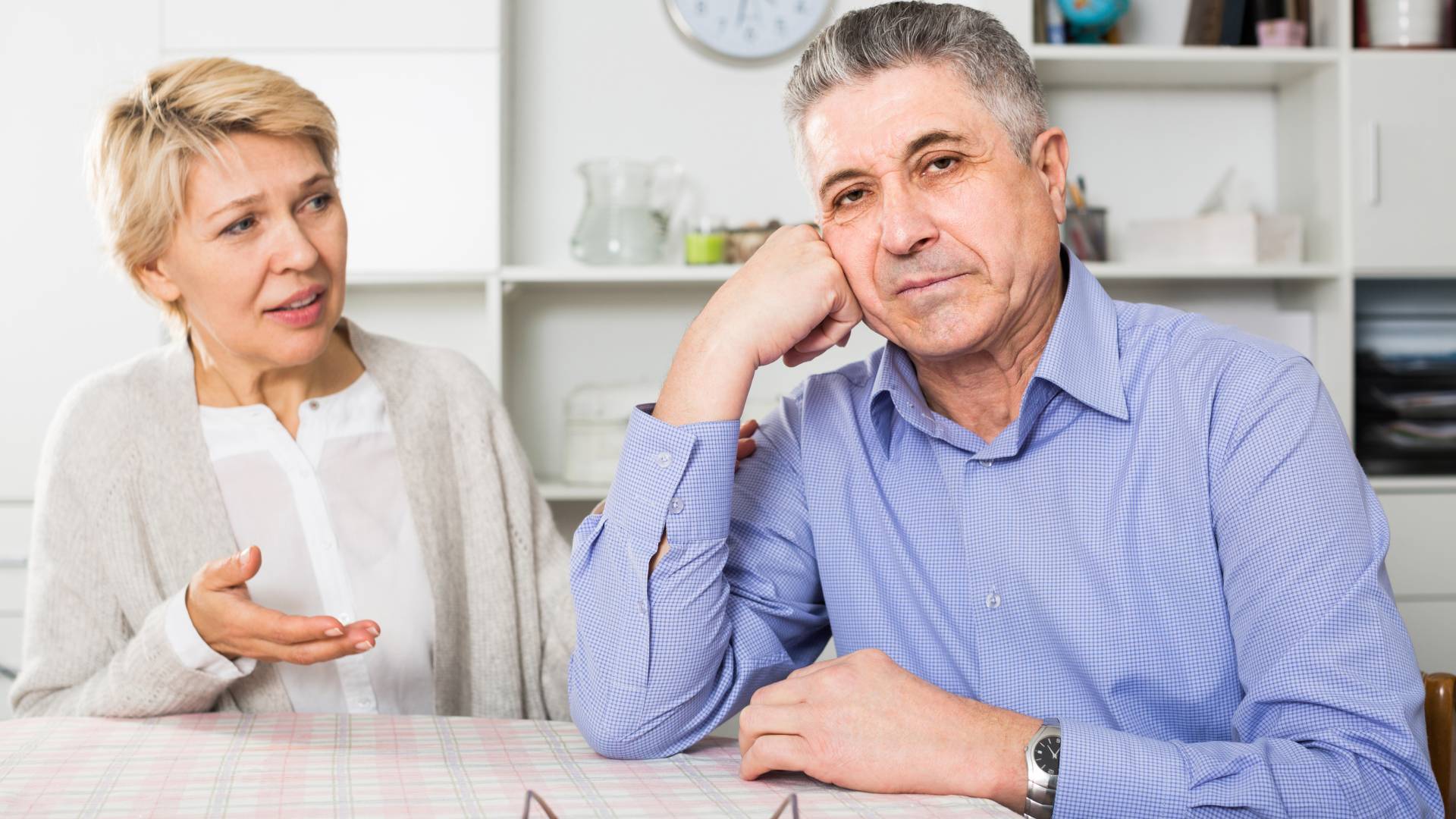 Oto imiona mężczyzn, którzy nie są wylewni. 5 facetom komplementy nie chcą przejść przed gardło