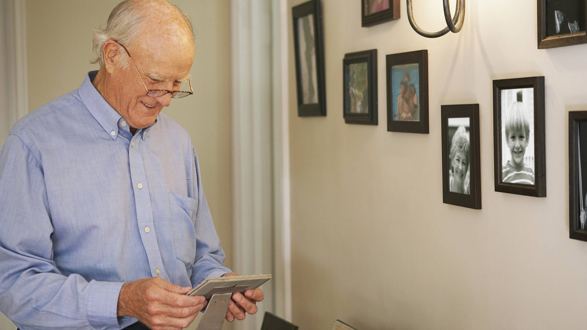 Oto imiona najbardziej sentymentalnych mężczyzn. Tych 5 panów lubi wspominać stare dzieje