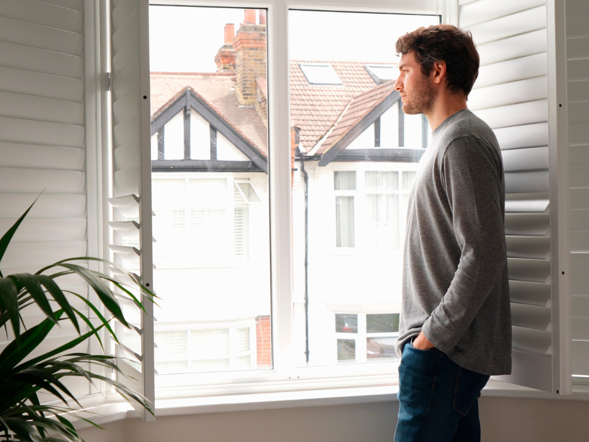 zamyślony mężczyzna