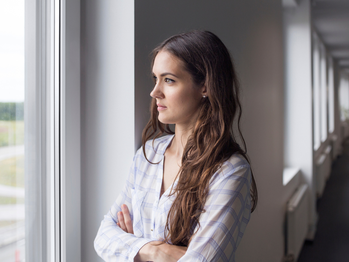 zamyślona kobieta