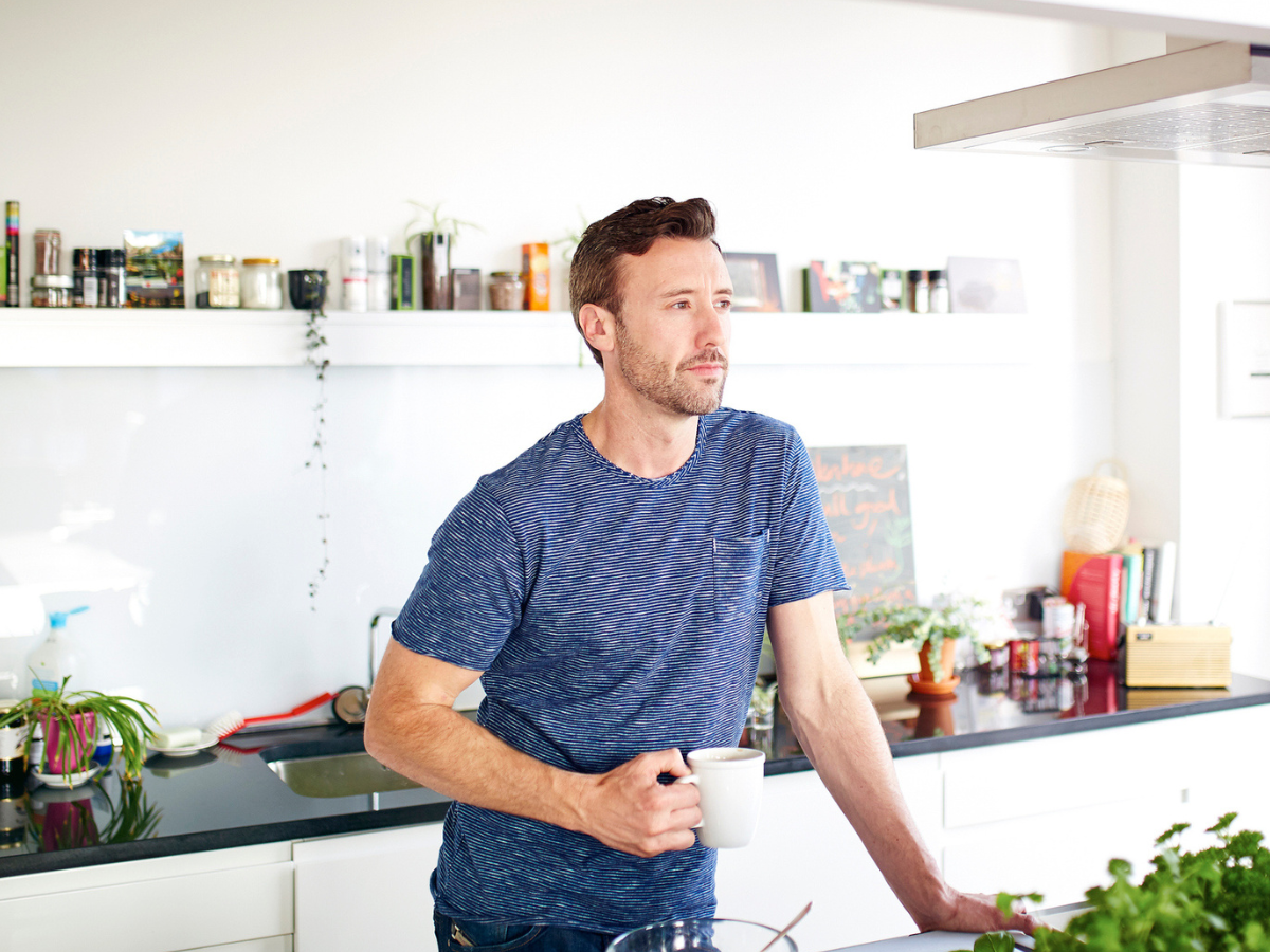 zamyślony mężczyzna