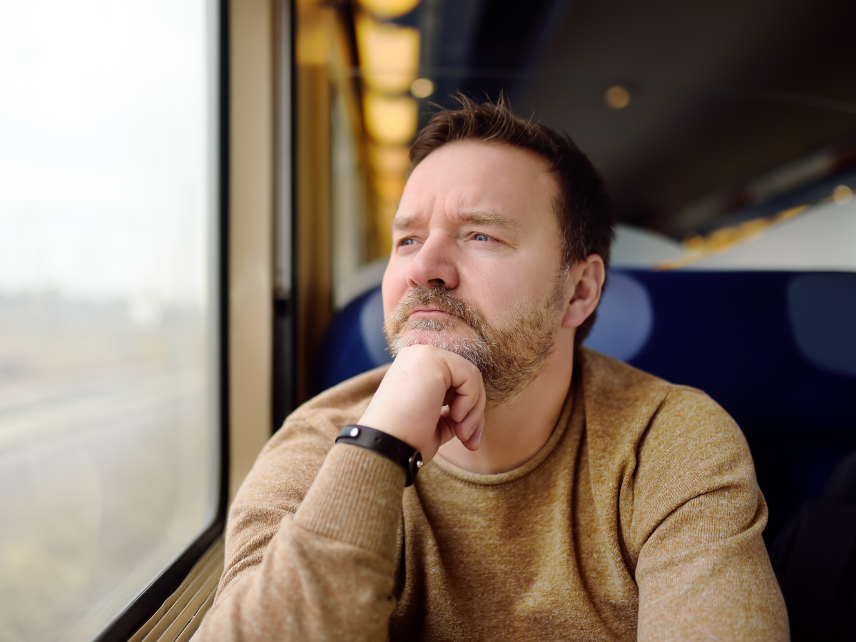 zamyślony mężczyzna