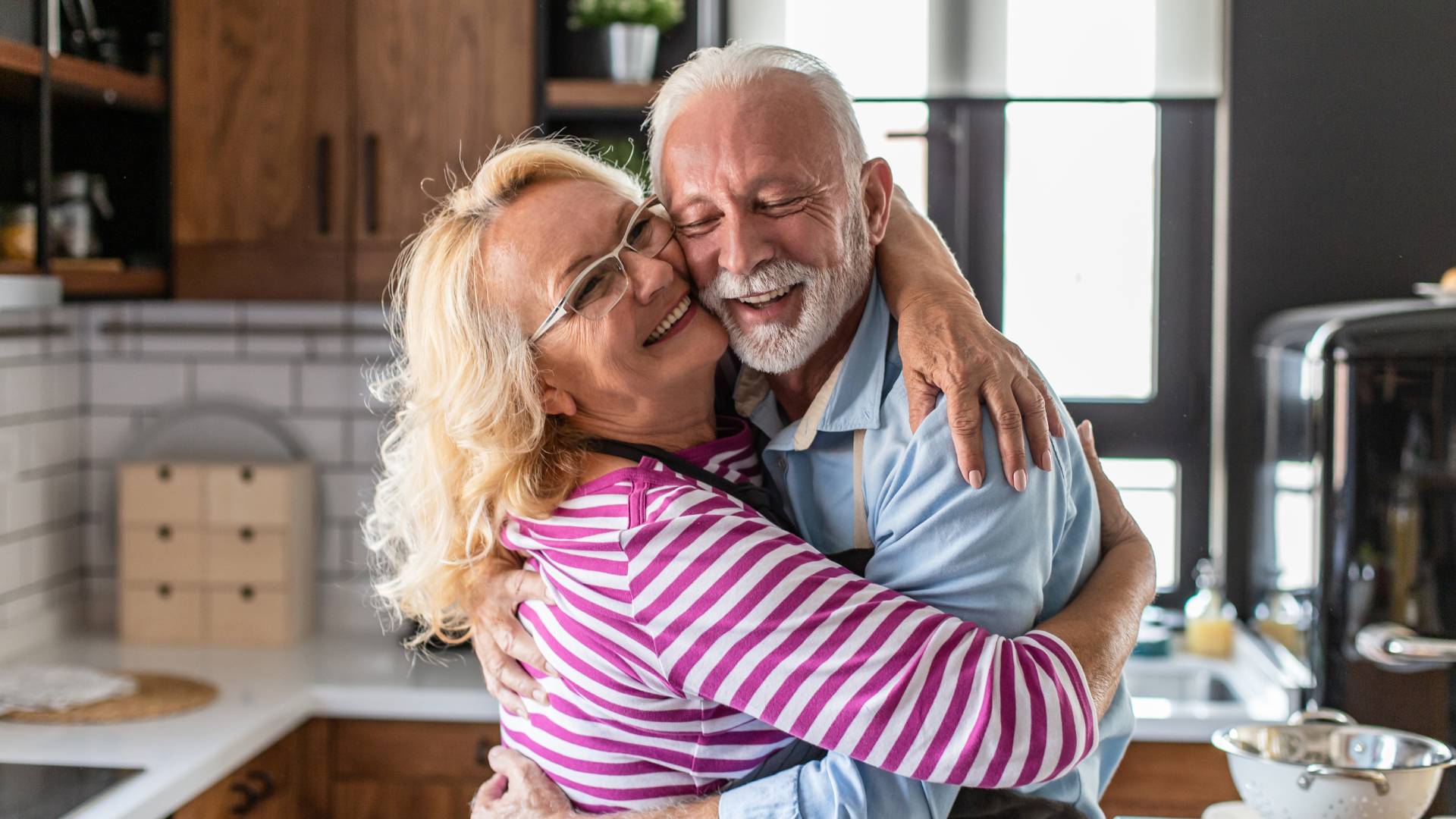 Ujawniono imiona 5 mężczyzn, którzy codziennie komplementują swoje partnerki. To prawdziwe szczęściary