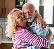 Ujawniono imiona 5 mężczyzn, którzy codziennie komplementują swoje partnerki. To prawdziwe szczęściary