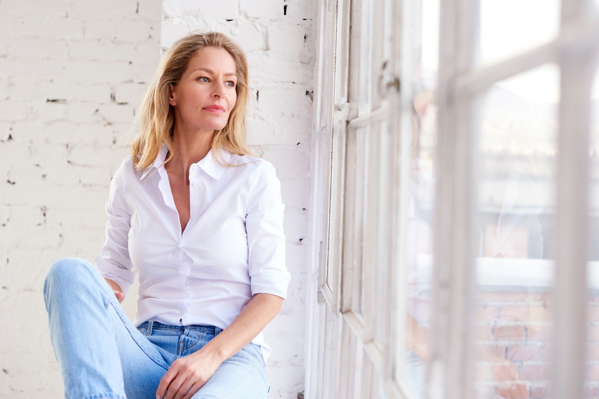 kobieta patrzy przez okno