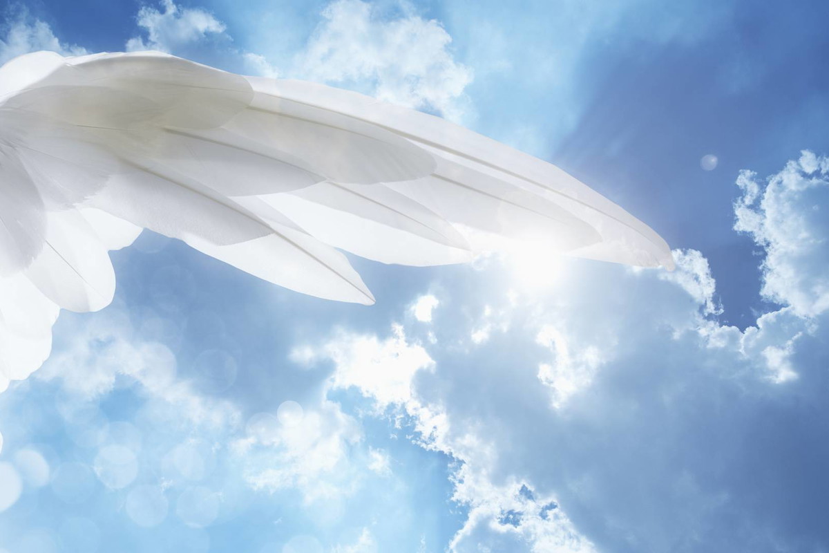 Wskazano 3 znaki zodiaku, które w sierpniu 2023 dotknie ręka anioła. Spełni się ich największe marzenie