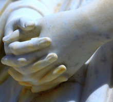 Złożone dłonie rzeźby anioła